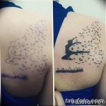 Фотография, демонстрирующая процесс исправления неудачной татуировки. Слева - старый, размытый рисунок, справа - обновленная, четкая татуировка.