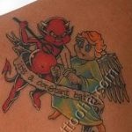 Фото тату ангела и дьявола на плече. Цветная татуировка с изображением ангела и дьявола, символизирующих борьбу добра и зла.