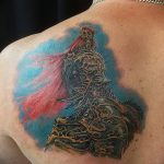 Фото тату на плече: детализированное изображение воина в шлеме с перьями и доспехами, выполненное в ярких цветах. Идеально для мужчин.