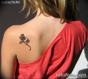 Фото тату на лопатке: маленькая черная роза с детально прорисованными лепестками и стеблем. Идеально для любителей классических мотивов.