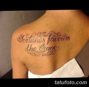 Фото тату: красивая каллиграфическая надпись "Fortunes favours the brave" на плече женщины. Изящный шрифт и утонченный дизайн.