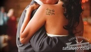 Фото тату: надпись "I love my life I love you more" на спине девушки во время танца. Нежная и личная татуировка.