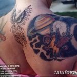 Фото тату на плече: пегас летит среди планет и звезд. Использованы яркие цвета и детализированная проработка.
