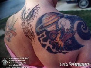 Фото тату на плече: пегас летит среди планет и звезд. Использованы яркие цвета и детализированная проработка.