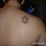 Фото тату звезды Давида с крестом внутри. Простой рисунок татуировки в черном цвете, расположенный на спине.