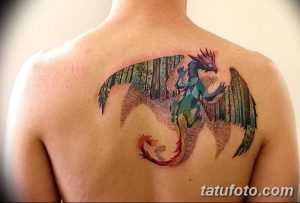 Фото тату дракона на спине, выполненного в технике pointillism. Рисунок татуировки состоит из множества точек, создающих эффект объема и текстуры.