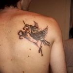 Фото тату пегаса с крыльями на спине. Черно-белый рисунок татуировки с детально проработанными крыльями и гривой, выполненный в графическом стиле.