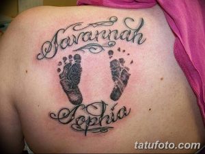 Фото тату: татуировка с отпечатками детских ножек и именами Savannah и Sophia на спине женщины. Черно-белый рисунок с нежным дизайном.