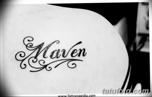Фото тату: Изящная надпись "Maven" татуировка на плече, выполненная каллиграфическим шрифтом с декоративными элементами.