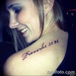 Фото тату надписи "Proverbs 31:25" на ключице. Элегантный шрифт, религиозный смысл. Подходит для верующих людей.