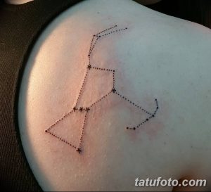 Фото тату созвездия на плече. Тонкие линии, точки, минималистичный дизайн. Подходит для любителей астрологии и космоса.