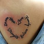 Фото тату: сердце, образованное надписями "Dream", "Hope", "Love", "Believe", "Family", "Strength", расположенное на спине. Вдохновляющий и мотивирующий рисунок.
