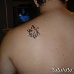 Фото тату: стилизованная звезда Давида на плече, выполненная в черном цвете. Простой и лаконичный рисунок, имеющий религиозное значение.