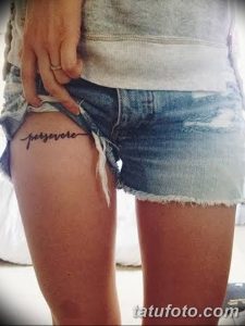 Фото тату на бедре, с надписью 'persevere' выполненной каллиграфическим шрифтом. Минималистичный рисунок, черно-белая гамма.