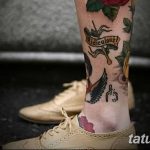 Фото тату в стиле олд скул на икре. Рисунок с розой, кинжалом, надписью и ласточками. Классический эскиз тату.