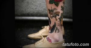 Фото тату в стиле олд скул на икре. Рисунок с розой, кинжалом, надписью и ласточками. Классический эскиз тату.