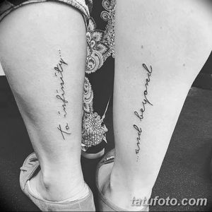 Фото парных тату с надписями "To infinity..." и "...and beyond" на голенях. Минималистичный дизайн, выполненный черными чернилами.