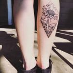 Фото тату подсолнуха на ноге. Черно-белый рисунок в стиле минимализм с использованием точечной техники. Изящный эскиз тату для девушек.