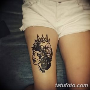 Черно-белое фото татуировки на бедре. Изображен портрет девушки с короной, выполненный в графическом стиле.
