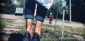Фото тату клевера на лодыжках, выполненные в минималистичном стиле с использованием черных чернил. Нежные и изящные рисунки.