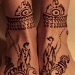 Фото тату мехенди на стопах, с симметричными узорами, украшающими верхнюю и нижнюю часть стопы. Детализированные рисунки с использованием натуральной хны.
