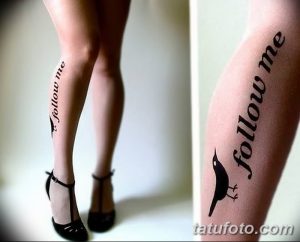 Фото тату надписи 'Follow Me' с изображением птицы на ноге. Минималистичный дизайн татуировки, подчеркивающий свободу и приключения.