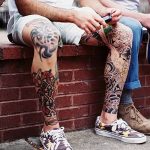 Фото тату: красочный тату-рукав на ноге, выполненный в стиле Old School с изображениями цветов, птиц и традиционных морских мотивов.