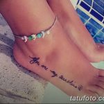 Фото татуировки на лодыжке с надписью "You are my sunshine" и изображением маленького солнышка. Минималистичный и трогательный рисунок татуировки.