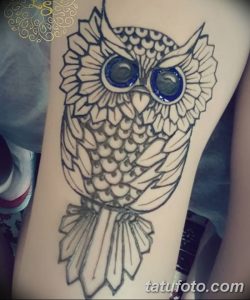 Фото тату совы на плече. Рисунок татуировки выполнен в черно-белой гамме с акцентом на большие, выразительные глаза совы.