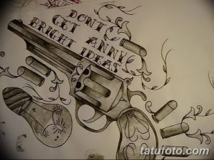 Фото эскиза тату: рисунок револьвера, патронов и надписи "Don't Get Any Bright Ideas". Черно-белый эскиз в стиле олдскул.