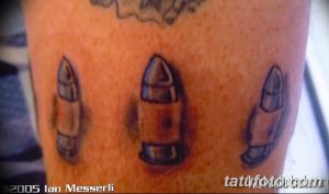 Фото тату с изображением трех патронов, расположенных в ряд на руке. Простой и лаконичный рисунок татуировки.
