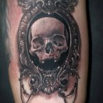 Фото рисунка тату череп в зеркале 25.11.2018 №014 - tattoo skull in mirror - tatufoto.com