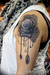 Фото тату розы с элементами ловца снов на плече, выполненная в технике blackwork, с добавлением точек и штрихов.