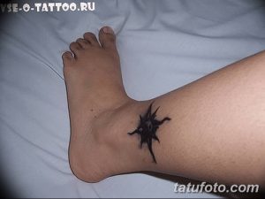 Фото тату в виде небольшого черного рисунка шипов на лодыжке. Простой и лаконичный дизайн, выполненный в стиле минимализм.