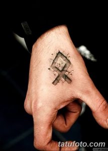 Черно-белая татуировка на руке с изображением геометрической фигуры, напоминающей стилизованную букву 'Р'. Минималистичный дизайн, четкие линии.