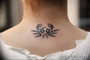 Фото минималистичной татуировки знака зодиака Рак на шее девушки. Черный рисунок, выполненный в простом и элегантном стиле. Идеальный эскиз тату для астрологических энтузиастов.