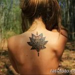 Фото тату на спине: сложная мандала, выполненная в черно-белой гамме с использованием геометрических узоров и точечной техники, символизирующая духовное равновесие.