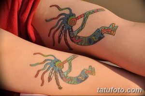 Фото парных тату на руках: стилизованные изображения птиц в ярких цветах, выполненные в этническом стиле. Оригинальный рисунок татуировки.