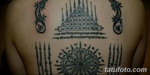 Фото тату Сак Янт на спине мужчины. Черно-белый рисунок татуировки с использованием традиционных тайских символов и геометрических узоров.