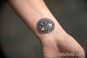 Фотография небольшой татуировки Древа Жизни на запястье. Черно-серый рисунок с детализированными ветвями и корнями.