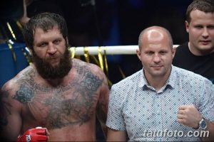 Фото тату на теле бойца: детализированные рисунки, символизирующие силу, мужество и воинский дух, запечатленные в ожидании боя.