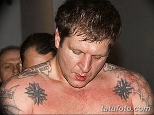 Фото тату на теле бойца: звезды на плечах и руках, а также другие символические рисунки, подчеркивающие его силу и решительность.