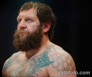 Фото татуировок на плече и груди мужчины. Узоры, выполненные в черных и серых тонах.