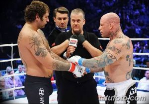 Фото тату на руках бойцов MMA: орнамент, темные тона, реалистичный рисунок татуировки, сцена перед боем.