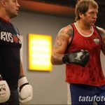 Фото тату на руках бойцов MMA: орнамент, темные тона, реалистичный рисунок татуировки, тренировочный процесс.