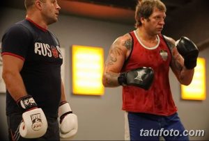 Фото тату на руках бойцов MMA: орнамент, темные тона, реалистичный рисунок татуировки, тренировочный процесс.