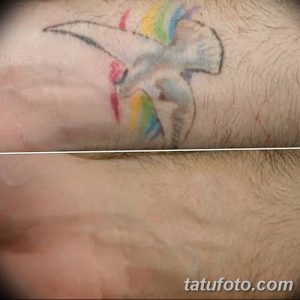 Фото тату с изображением маленького белого единорога с разноцветной радугой на плече. Нежный и сказочный рисунок татуировки.