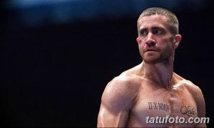 Фото тату: крупный план шеи мужчины с татуировкой римских цифр и символа. Четкий рисунок татуировки на шее.