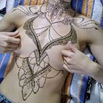 фото рисунка Мехенди на женской груди 30.11.2018 №004 - Mehendi breast - tatufoto.com