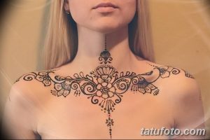 Фото мехенди на ключицах: изящный цветочный узор, выполненный хной. Идеальный вариант для создания романтичного и женственного образа.